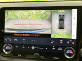 駐車時の安全性を高めるバックモニター。狭い場所でもスムーズな駐車をサポートし、安心感を与えます。