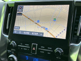 見やすい地図表示で、目的地への道順をスムーズに検索。渋滞情報も確認でき、効率的なルートを選択できます。