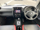 運転席からの視界は広く、運転操作もスムーズに行えます。快適な空間で、運転をお楽しみください。