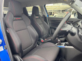 【専用スポーツシート】ホールド性に優れ、カーブ時の体が流れを抑制してくれます。また、体にフィットするから腰や背中が疲れにくく、ロングドライブや高速走行でも快適にお過ごしいただけます♪