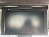 【フリップダウンモニター】大画面モニターで後席でもエンタメをお楽しみいただけます。小さなお子様にも大人気の装備です♪