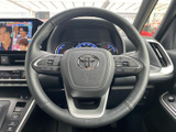 握りやすいステアリングは、運転操作をスムーズに行えます。オーディオや通話機能など、便利なスイッチ類も操作しやすい位置に配置されています。