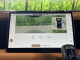 車を真上から見下ろしているような映像を画面に映します。周囲360度の死角をすべて確認できるため、狭い道でのすれ違いやバック駐車も怖くありません。障害物がひと目でわかり、大きな車体でも安全に運転できます
