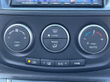 【オートエアコン】一度お好みの温度に設定すれば、車内の温度を検知し風量や温度を自動で調整。暑い&hellip;寒い&hellip;と何度もスイッチ操作をする必要はありません。快適な車内空間には必須の機能ですね♪