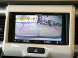駐車時の安全性を高めるバックモニターが装備されています。狭い場所でもスムーズな駐車操作をサポートし、ドライバーを安心させます。
