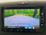 【バックカメラ】駐車時に後方がリアルタイム映像で確認できます。大型商業施設や立体駐車場での駐車時や、夜間のバック時に大活躍!運転スキルに関わらず、今や必須となった装備のひとつです!