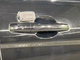 キーのボタンを押したり、キーをドアロックに挿入したりすることなく、車両に乗ることができます。これによりキーを見つけるためにポケットやバッグを探したり、アンロックボタンを押したりする必要が無くなります。