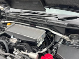 【STIタワーバー】お車の剛性を高めるタワーバーを装備。よりスムーズなコーナリング走行が可能となり、走りも楽しめます。