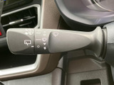 雨天時でもクリアな視界を確保できるワイパーレバー。運転の安全性を高めます。