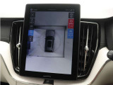 画面分割表示にも対応した360&deg;ビューカメラを搭載。狭い場所での取り回しも安心です。画面を分割することで、俯瞰画像と同時に車両前方または後方の180&deg;広角映像を表示することができます。