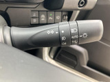 操作しやすい位置に配置されたレバーで、スムーズな車線変更をサポートします。直感的な操作性で、安全運転に貢献します。