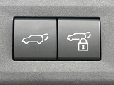 【パワーバックドア】スマートキーや運転席のボタンを押すだけでリアゲートが自動で開閉します!荷物を持っている時や、高い位置にあるバックドアを閉める際に便利な機能です♪