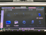 様々なソースを選んで音楽を楽しめます。お気に入りの曲を聴きながら、快適なドライブをお楽しみください。
