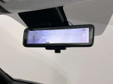 スマートルームミラーで後方の映像がルームミラーで確認できます。