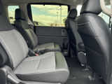ゆったりと座れるシートで、リラックスした車内空間。家族や友人と快適な時間を過ごせます。長距離移動も苦になりません。