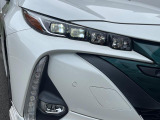 【LEDヘッドライト】悪天候や夜間走行時も良好な視界を確保し安心して運転できる高輝度LEDヘッドライトを装備!点灯速度が早く、消費電力も抑えられています。