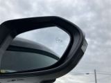 隣車線を走る車両をレーダーで検知し、ドアミラーでは確認しにくい後側方エリアに存在する車両に加え、急接近してくる車両も検知します。車両を検知するとドアミラーに搭載されたLEDインジケーターが点灯します。