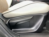 運転席にはドライバーの体型や好みに応じて前後方向だけでなく、高さの調整ができるシートリフターを装備!