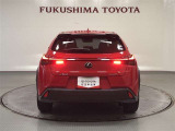 レクサスの象徴ともいえる左右のL字形状をひとつなぎとした真一文字のテールランプ!継ぎ目なく発光するシャープかつワイドな光がレクサスらしさを強調!空力性能を高めた形状で、機能性とデザイン性を両立!