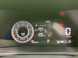 視認性の高いメーターで、運転に必要な情報を的確に把握できます。燃費や走行距離もひと目で確認可能。運転の安全性をサポートします。