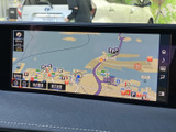 高精細な地図表示で、目的地までスムーズに案内。運転に集中できる、安心のナビゲーションシステムです。