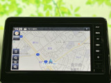 鮮明な地図表示で、目的地までスムーズに案内。渋滞情報も確認でき、効率的なルート選択をサポートします。遠出も安心です。
