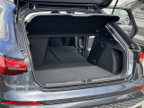 開口部が低く設定されているので、荷物の積み下ろしがスムーズに行えます。更に分割可倒式リアシートの採用でシートのバックレストを倒すと、大きく長い荷物も積み込めます。
