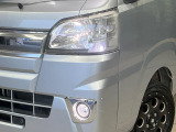 【LEDヘッドライト】悪天候や夜間走行時も良好な視界を確保し安心して運転できる高輝度LEDヘッドライトを装備!点灯速度が早く、消費電力も抑えられています。