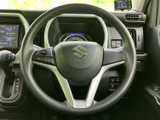 握りやすいステアリング形状で、快適な運転操作をサポート。オーディオ操作やハンズフリー通話も可能で、運転に集中できます。