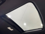 【ガラスルーフ】ガラスルーフ搭載で車内の解放感が一気にアップ!開放的なドライブをお楽しみいただけます。
