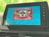 停車中にTVや動画コンテンツを楽しめます。後部座席での移動時間を快適に過ごせるのが魅力です。家族や友人と楽しい時間を共有できます。
