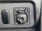 【電動格納ミラー】サイドミラーは電動格納式となっており、狭い駐車場でもキズがつくリスクを抑えられます。