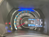 視認性の高いメーターデザインで、運転に必要な情報を一目で確認できます。落ち着いた雰囲気で、運転に集中できる空間です。