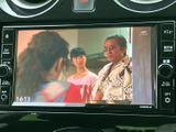 停車中にテレビやビデオを楽しめるTV画面です。休憩時間などに、リラックスした時間を過ごせます。長距離ドライブも快適になります。