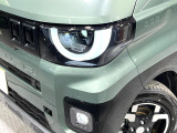 【LEDヘッドライト】悪天候や夜間走行時も良好な視界を確保し安心して運転できる高輝度LEDヘッドライトを装備!点灯速度が早く、消費電力も抑えられています。