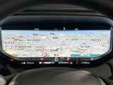 未来のコックピットのような運転席!ハンドルの奥の高画質画面は、スマホのように着せ替えできます。スピードメーターだけではなくナビの地図を画面いっぱいに映せるため、目線を外さず安全に運転できます。