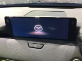 【12.3型マツダコネクト】車内の雰囲気にマッチした大型ディスプレイ。スマホ接続でのナビ使用やBluetooth再生等、様々な機能が楽しめます。直感的なダイヤル操作が可能で、使い勝手も良好です。