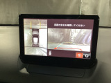 上からのトップビューと前方を映した状態です。黄色の補助線はステアリング操作と連動し、左右に動くことでクルマの進路を予測してくれます!