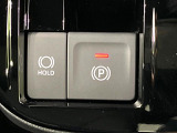 【電動パーキングブレーキ】パーキングブレーキは便利な電動式!ボタン一つで操作でき、アクセルを踏めば自動で解除されます♪レバーやペダルが無いので運転席廻りもすっきりしますね♪