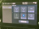 お好みの音楽をクリアな音質で。CDやUSB、Bluetoothなど、多様なソースに対応しています。車内でのエンターテイメントを充実させます。