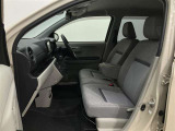 【運転席・助手席シート】いたみ、汚れなどは少なく、全体的に良好な状態です。