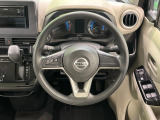 インテリアに合わせたデザインのステアリングは、運転される方のことも考え、運転しやすい形状、大きさです。是非一度、実際に触ってお確かめください。