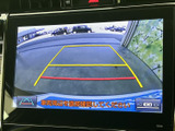 後方確認をサポートするモニター画面。駐車時の安全性を高め、狭い場所でもスムーズな移動を可能にします。