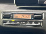 【オートエアコン】一度お好みの温度に設定すれば、車内の温度を検知し風量や温度を自動で調整。暑い&hellip;寒い&hellip;と何度もスイッチ操作をする必要はありません。快適な車内空間には必須の機能ですね♪