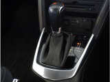 【シフトレバー】シフトもとても操作しやすいデザインになっております。運転する人の事を第一に考えた操作性の高い仕様です。