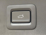 【パワーバックドア】スマートキーや運転席のボタンを押すだけでリアゲートが自動で開閉します!荷物を持っている時や、高い位置にあるバックドアを閉める際に便利な機能です♪
