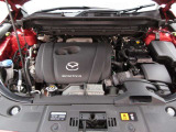 「SKYACTIV-G(ガソリン)」は、規格外の高圧縮を実現し、世界のエンジン技術者に驚きを与えました。さらに、それを維持したままノッキングの発生を抑え、熱効率を向上、走りにも寄与したエンジンです。