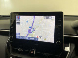 【9インチディスプレイオーディオ】各種オーディオ機能とスマホ連携機能を搭載。ナビキットを装着しているので、車載ナビとしても使用可能です。機能の詳細につきましては、展示店舗までお尋ねください。