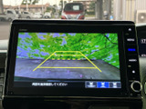 後方確認をサポートするモニター画面。駐車時の安全性向上に貢献します。ガイドライン表示で、よりスムーズな駐車操作が可能です。