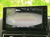 後方確認をサポートするモニター。駐車時の安全性を高め、狭い場所でもスムーズな取り回しを可能にします。ガイドライン表示で、より正確な判断を。